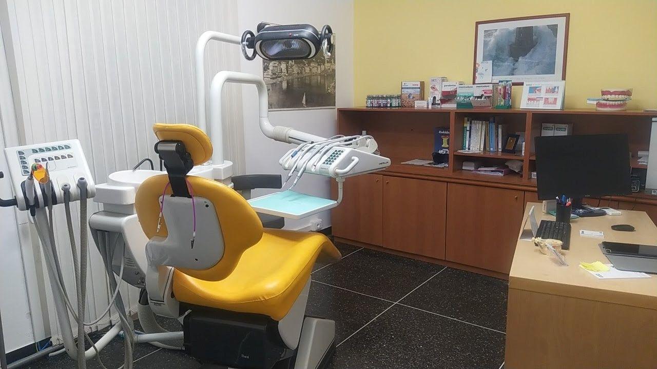 La sala di cura dello studio, con la poltrona gialla, lo scaffale e il riunito